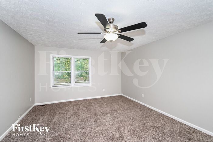Building Photo - 1325 Oak Terrace