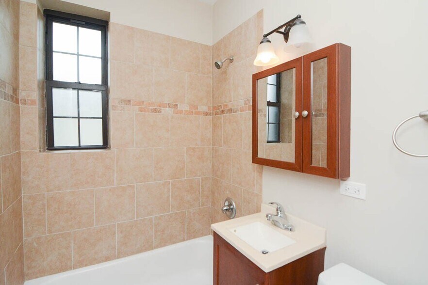 Building Photo - 890 Green Bay Rd