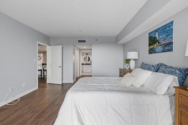 Building Photo - 300 S Duval St