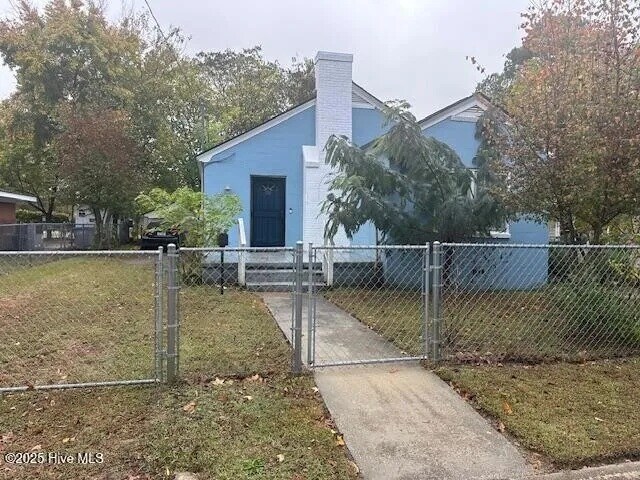 Building Photo - 605 Dexter St