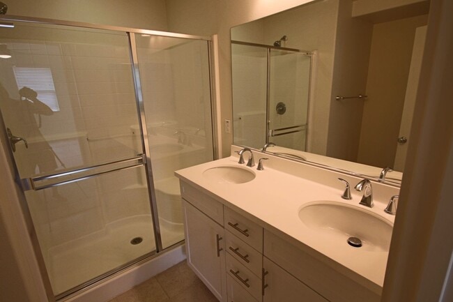 Building Photo - 2 Bedroom/2.5 Bath Townhouse
