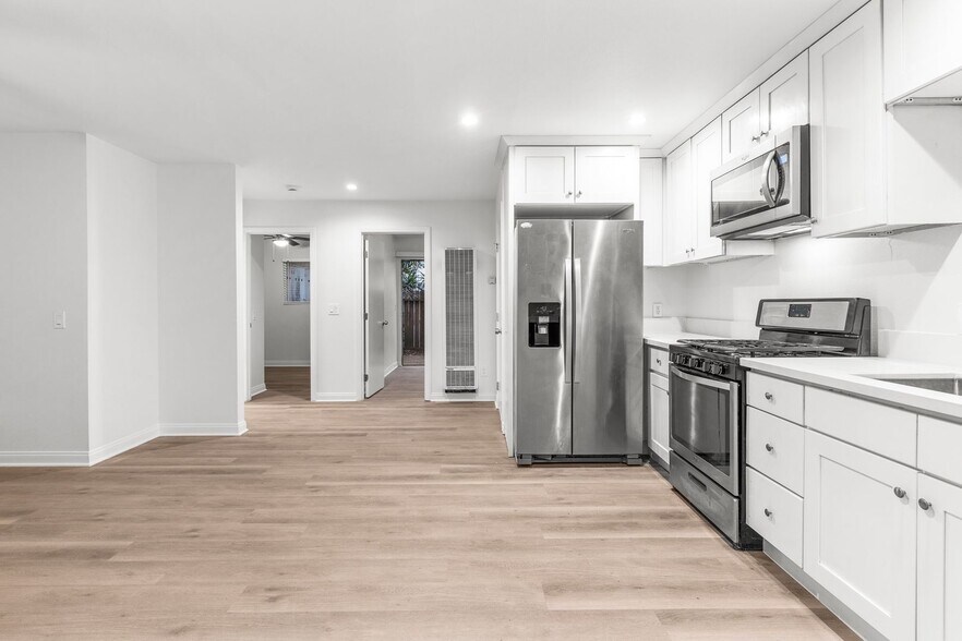 Building Photo - 3032 E 7th St