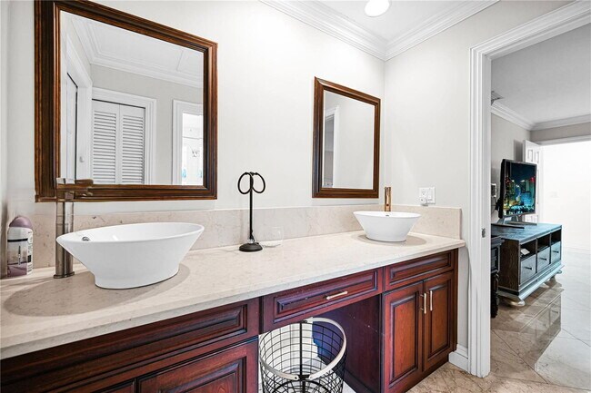 Building Photo - Southwest 111th Terrace, Miami, FL 33176 -...