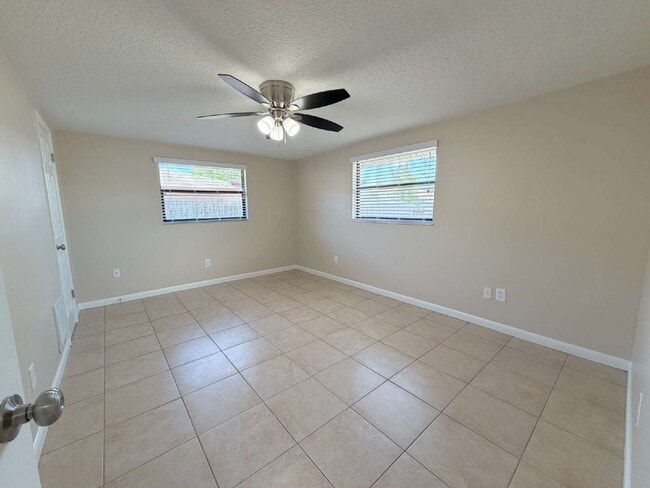 Building Photo - Spacious 2/2 with home with fenced yard in great Port Richey location.