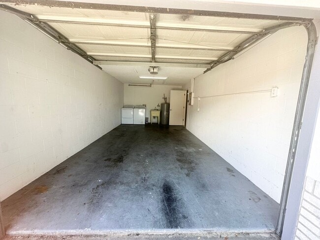 Building Photo - Charming 2-Bedroom Townhome with Bonus Roo...