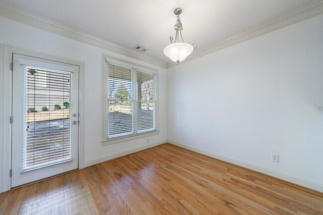 Building Photo - 970 Samples Ln NW