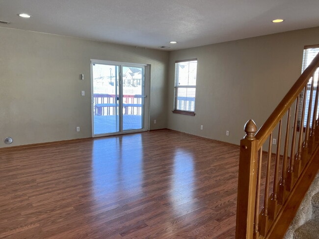 Building Photo - Beautiful 3 Bed/2.5 Bath End Unit Two-Level Townhome! Wonderful Deck off Living Room with backyar...