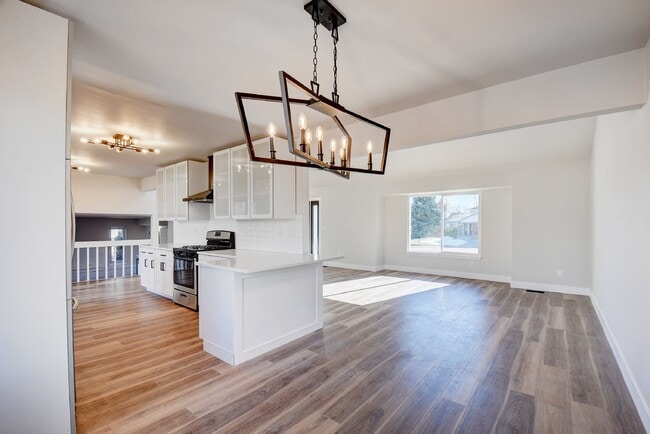 Building Photo - Willow Creek Home 4BR/3BA with attached 2 car garage! AVAIL 7/15/26