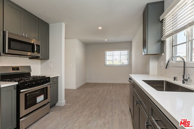 Building Photo - 1101 S Bronson Ave