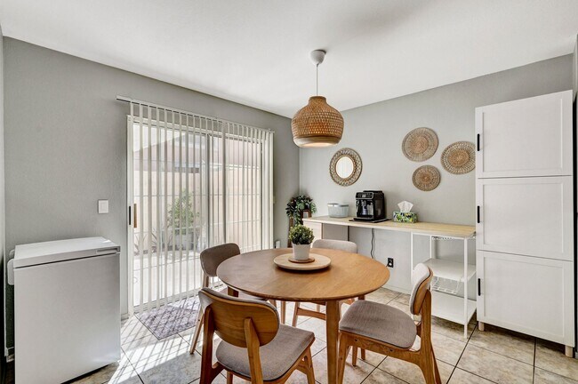Building Photo - 2 Bedroom Condo w/ Patio & 1 Car Attached ...