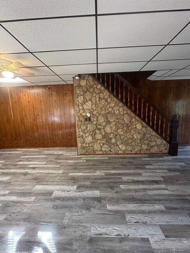 Building Photo - Large 3 bed, 2 full bath
