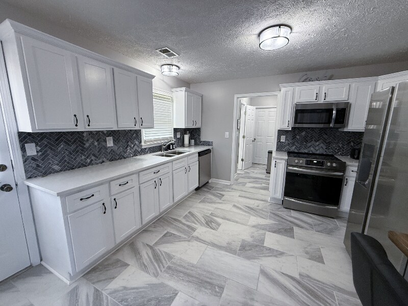 Building Photo - 1958 Bohemia Dr