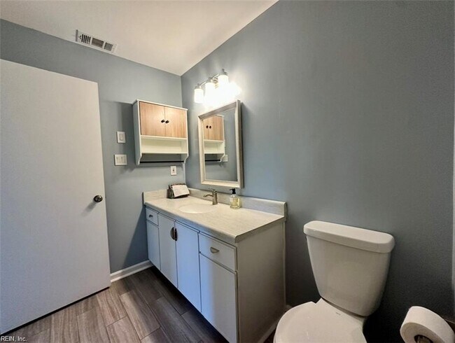 Building Photo - 4044 Laurel Green Cir