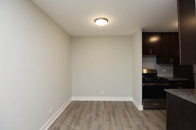 Building Photo - 533 W Surf St