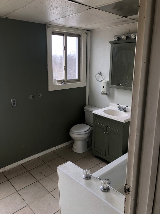 Building Photo - 229 Ravine St