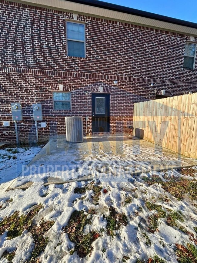 Building Photo - Modern townhome!