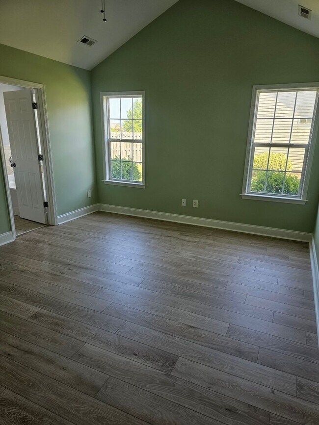 Building Photo - Welcome to this stunning 3-bedroom, 2-bathroom home located in Courntey Pines