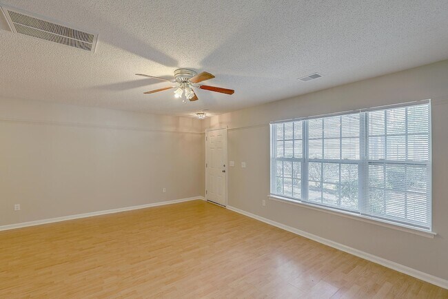 Building Photo - 8074 Shadow Oak Dr
