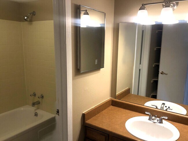 Building Photo - 1 month FREE RENT on 15 month lease OR 1/2 month FREE RENT on 12 month lease