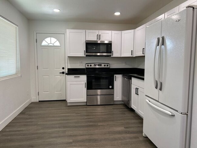 Building Photo - 1254 W Manhatton Dr