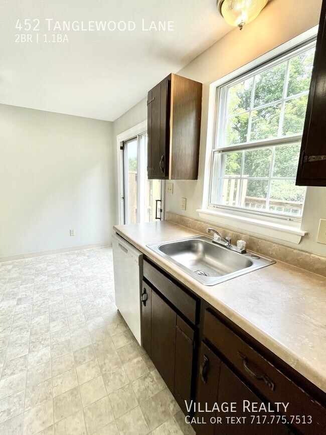 Building Photo - 452 Tanglewood Ln