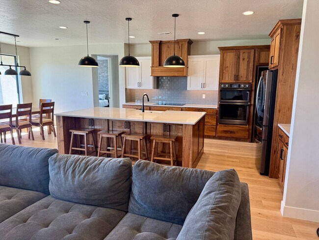 Building Photo - Beautiful Modern 5 Bedroom Furnished Home!!