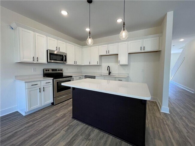 Building Photo - Single Family Home in Seneca!