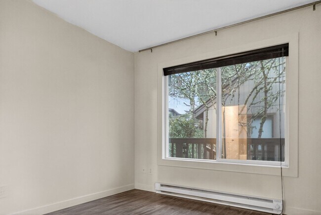 Building Photo - Condo / Apartment Unit