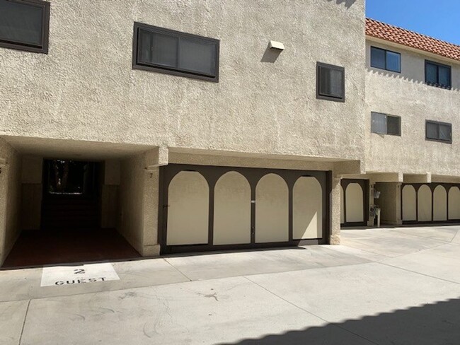 Building Photo - 4BR w/2 en-suites, garage, pool + spa, gat...