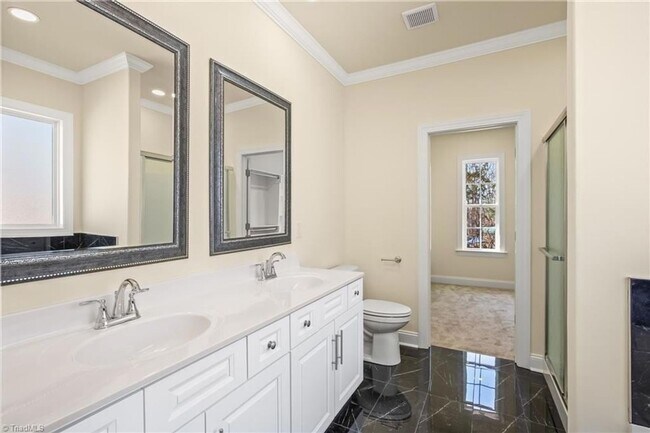 Building Photo - Luxurious Living In Sought After Sherwood ...