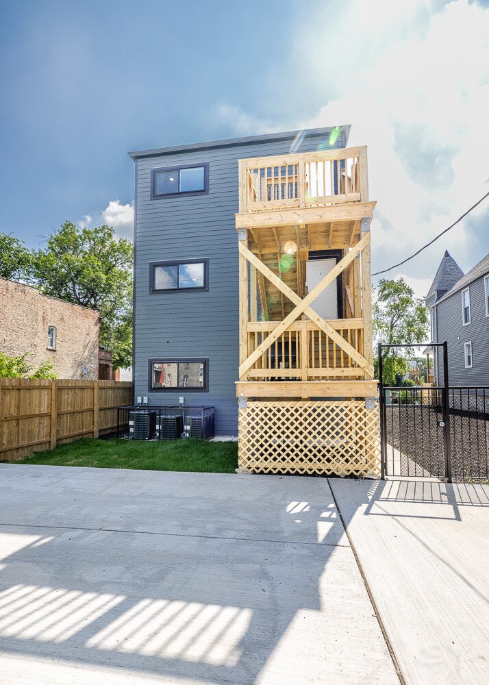 Building Photo - 6334 S Langley Ave