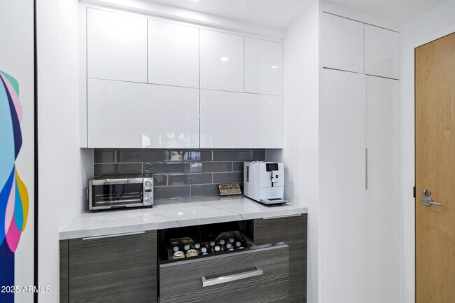 Building Photo - 7137 E Rancho Vista Dr