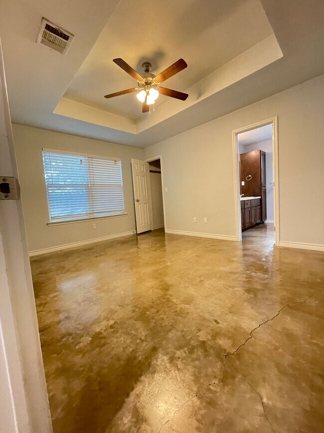 Building Photo - 915 Rebecca Ln