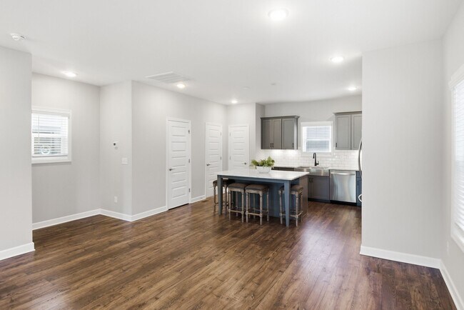 Building Photo - 632 Parkvue Pl Dr
