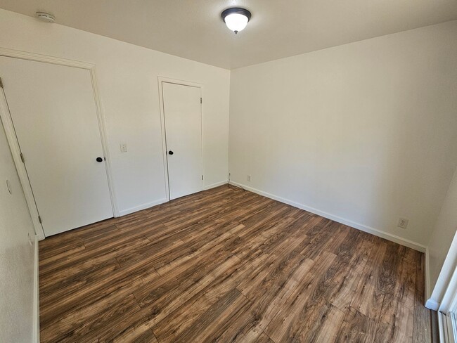 Building Photo - 2 Bedroom 1 Bath Apartment for Rent in Cor...