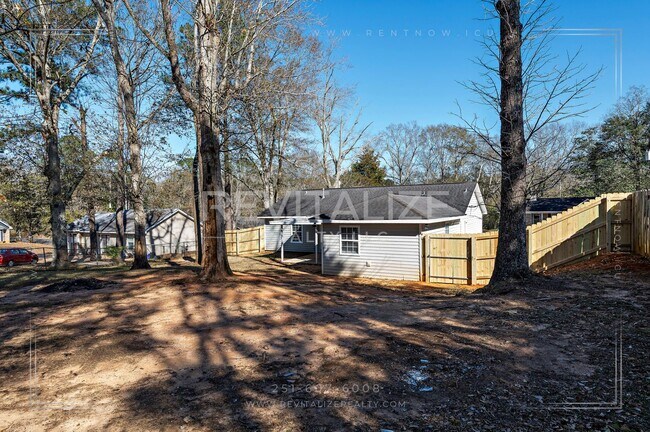 Building Photo - Beautifully Remodeled 4 Bed / 2 Bath Home near Airport Blvd