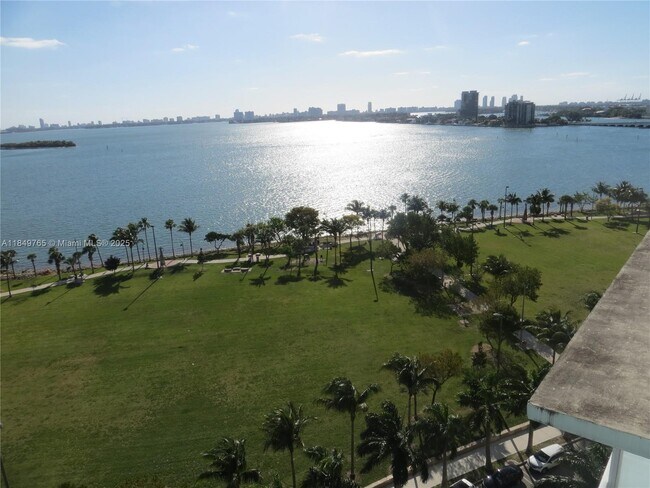 Building Photo - 1900 N Bayshore Dr