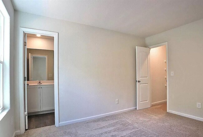 Building Photo - Newer Townhome for Lease – 2 Primary Suites + Open Layout