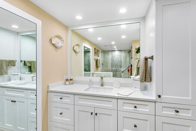 Building Photo - 5070 N Ocean Dr