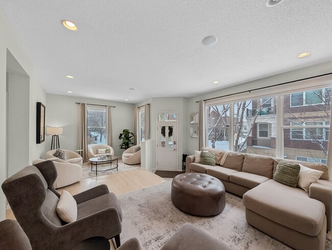 South facing and full of light - 29 4th Ave N