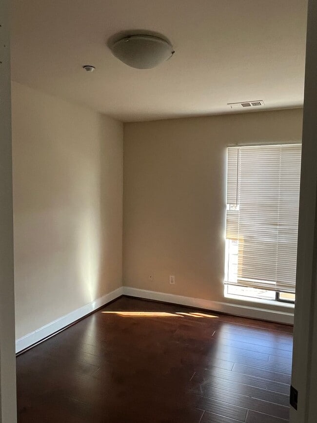 Building Photo - Spacious 3 bedroom, 3 bathroom apartment for rent in San Gabriel