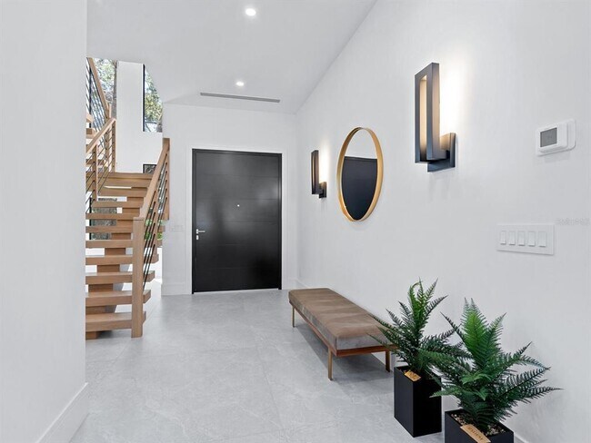 Building Photo - 2467 Hyde Park St