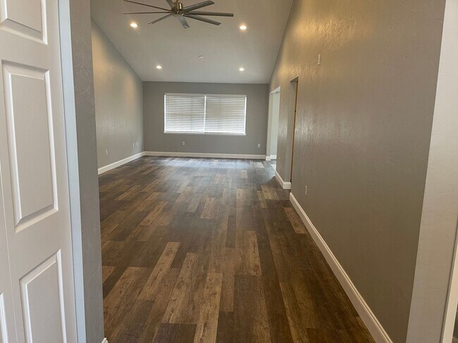 Building Photo - Great Location and No Lawn Work!