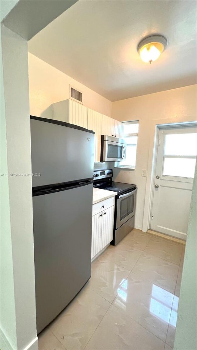 Building Photo - 8235 Crespi Blvd