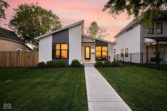 Building Photo - 806 N Beville Ave