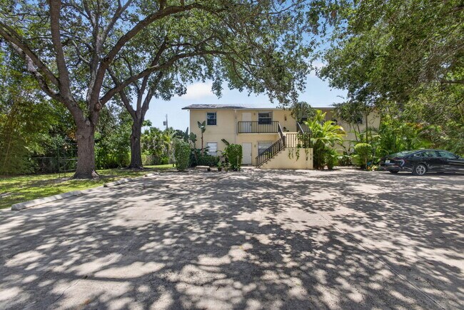 Building Photo - 708 SW Gardens Blvd