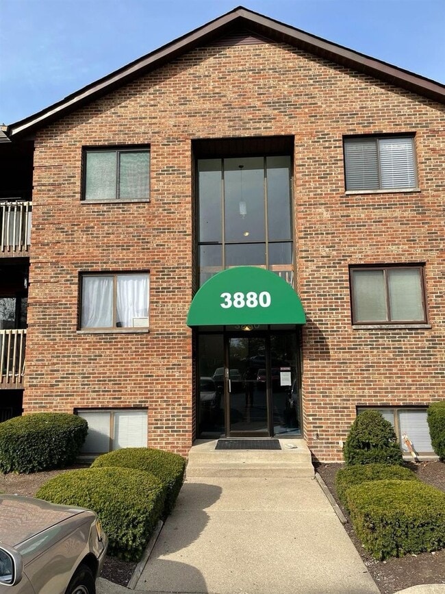 Building Photo - Updated Top-Floor 2 Bedroom Condo with Fir...