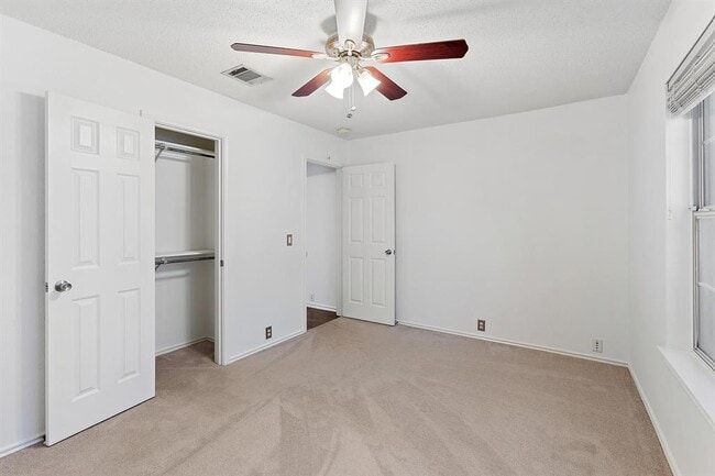 Building Photo - 2204 Coats Cir