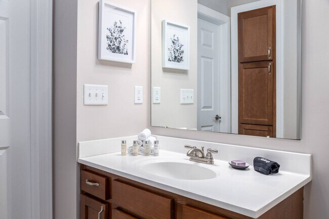 Building Photo - 740 Zumstein Ln