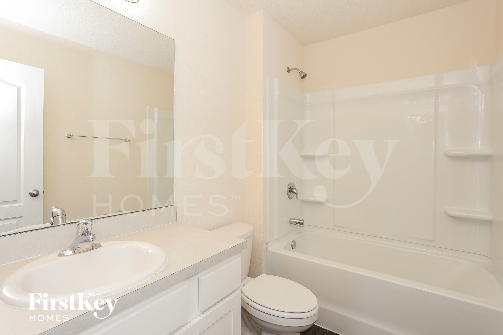 Building Photo - 2587 Beachview Dr